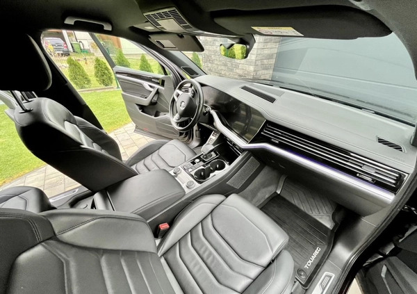 Volkswagen Touareg cena 179900 przebieg: 195000, rok produkcji 2018 z Słupca małe 497